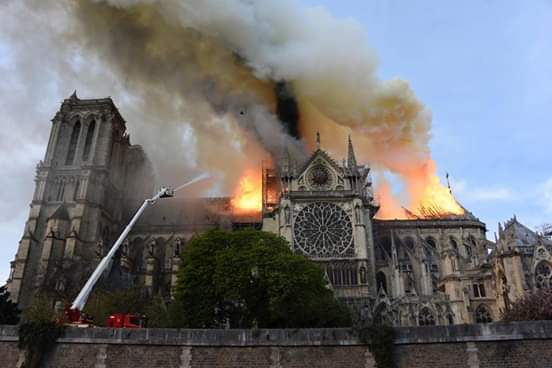 Photos)- Terrible incendie à la cathédrale Notre-Dame de Paris - SenBaat.com